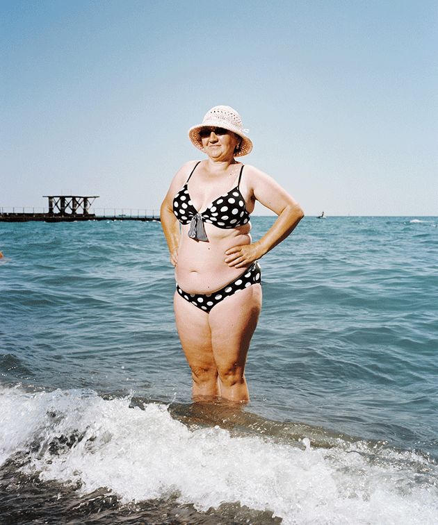 تاتیانا میخائیلوونا تروبینا، ۴۹ ساله، در تعطیلات – سوچی، ۲۰۱۱ / همه عکس‌ها اثر راب هورنسترا / گالری فلتلند از کتاب «اطلسی از جنگ و گردشگری در قفقاز (اپرچر - ۲۰۱۳)