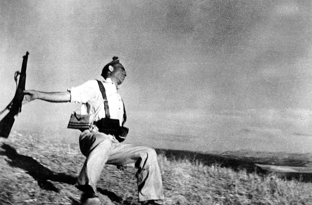 «مرگ شبه‌نظامی لویالیست» جبهه کوردوبا – اسپانیا. رابرت کاپا در مصاحبه‌ای رادیویی در سال ۱۹۴۷ می‌گوید: «گفته شده این بهترین عکسی است که من در زندگی‌ام گرفته‌ام» او در این مصاحبه توضیح می‌دهد که چگونه این عکس را گرفته‌است. این مصاحبه تنها روایت شناخته‌شده توسط خود عکاس از گرفتن این عکس در سپتامبر ۱۹۳۶ محسوب می‌شود.<br /><br /><br /><br /><br /><br /><br>
