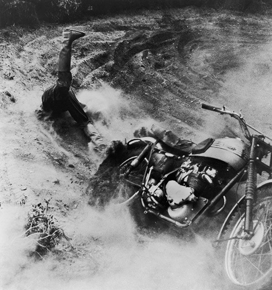 <br><br /><br /><br /><br /><br /><br /><br /><br /><br /><br /><br /><br>
یکی از موتورسواران در مسابقات موتورسواری قهرمانی جهان موتور خود رو می‌راند - پیست ولک مولر - رندرز - دانمارک - عکس سال ورلدپرس سال ۱۹۵۵