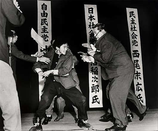 یک دانشجوی راست‌گرای هیبیایی دبیر کل حرب سوسیالیست، اینجرو آسانوما را ترور در هنگام سخنرانی ترور می‌کند - سالن هیبیا هال - توکیو - ژاپن - ۱۲ اکتبر ۱۹۶۰