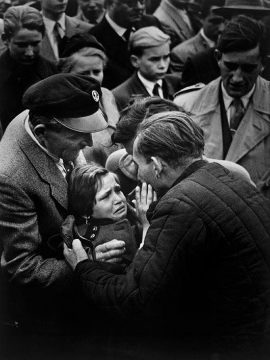 اسیر آلمانی جنگ جهانی دوم که توسط اتحاد جماهیر شوروری آزاد شده‌است پس از مدت‌ها دخترش را می‌بیند - آلمان غربی - عکس سال ورلدپرس ۱۹۵۶