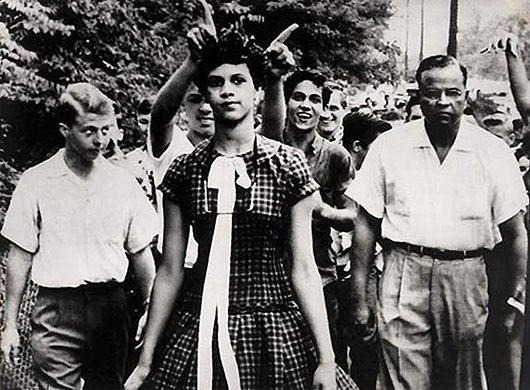 دوروتی کانتس، یکی از اولین دختران سیاه‌پوستی است که وارد دبیرستان هری هاردینگ می‌شود که تبعیض نژادی برای اولین بار در آن لغو شده‌است - شارلوت - کارولینای شمالی - ایالات متحده آمریکا - سپتامبر ۱۹۵۷ - عکس سال ورلدپرس ۱۹۵۷