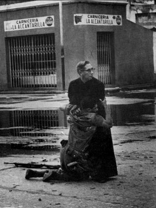 کشیش لوئیس پادیلو و یک سرباز در حین شورش توسط یک تک‌تیراندازه زخم مهلکی برداشتند - پایگاه دریایی پويترو کابلو - ونزوئلا - ۴ ژوئن ۱۹۶۲ - عکس سال ورلد پرس ۱۹۶۲