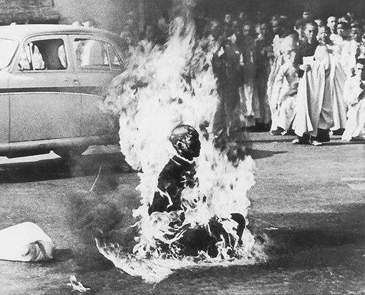 راهب بودایی تیچ گیانگ در اعتراض به اتهامات شکنجه مذهبی توسط دولت ویتنام جنوبی می‌خواهد خود را به آتش بکشد - سایگون - ویتنام جنوبی - ۱۱ ژوئن ۱۹۶۳ - عکس سال ورلد پرس ۱۹۶۳