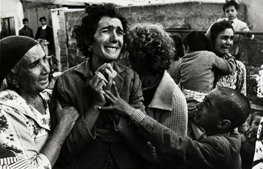 یک زن ترک برای شوهر مرده‌اش که بر اثر جنگ داخلی یونانی-ترکی درگذشته‌است عزاداری می‌کند - قازیورام - قبرس - آوریل ۱۹۶۴ - عکس سال ورلدپرس ۱۹۶۴