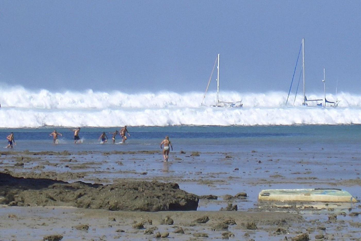 AFP/Getty Images</p>


<p><br />
ای اف پی / گتی ایمیجز</p>

<p>در جنوب تایلند در ۲۷ دسامبر ۲۰۰۴ توریست‌های خارجی پس از فروکش‌شدن اولین سونامی از ۶ سونامی در ساحل هات ری لی نزدیک کروبی.
