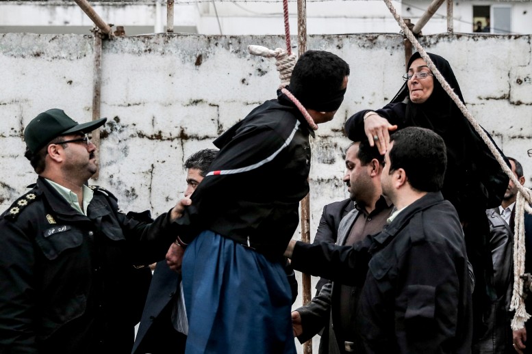 مجموعه‌ی «بخشش» آرش خاموشی، عکس‌هایی از بخشش یک محکوم به اعدام در مازندران، رتبه‌ی سوم بخش مجموعه‌ی Spot News